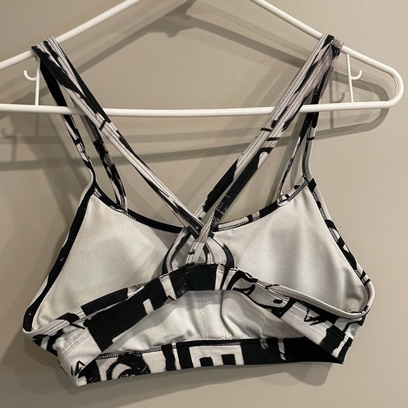 Reebok small graffiti print sports bra with removable padding - Picture 2 of 2